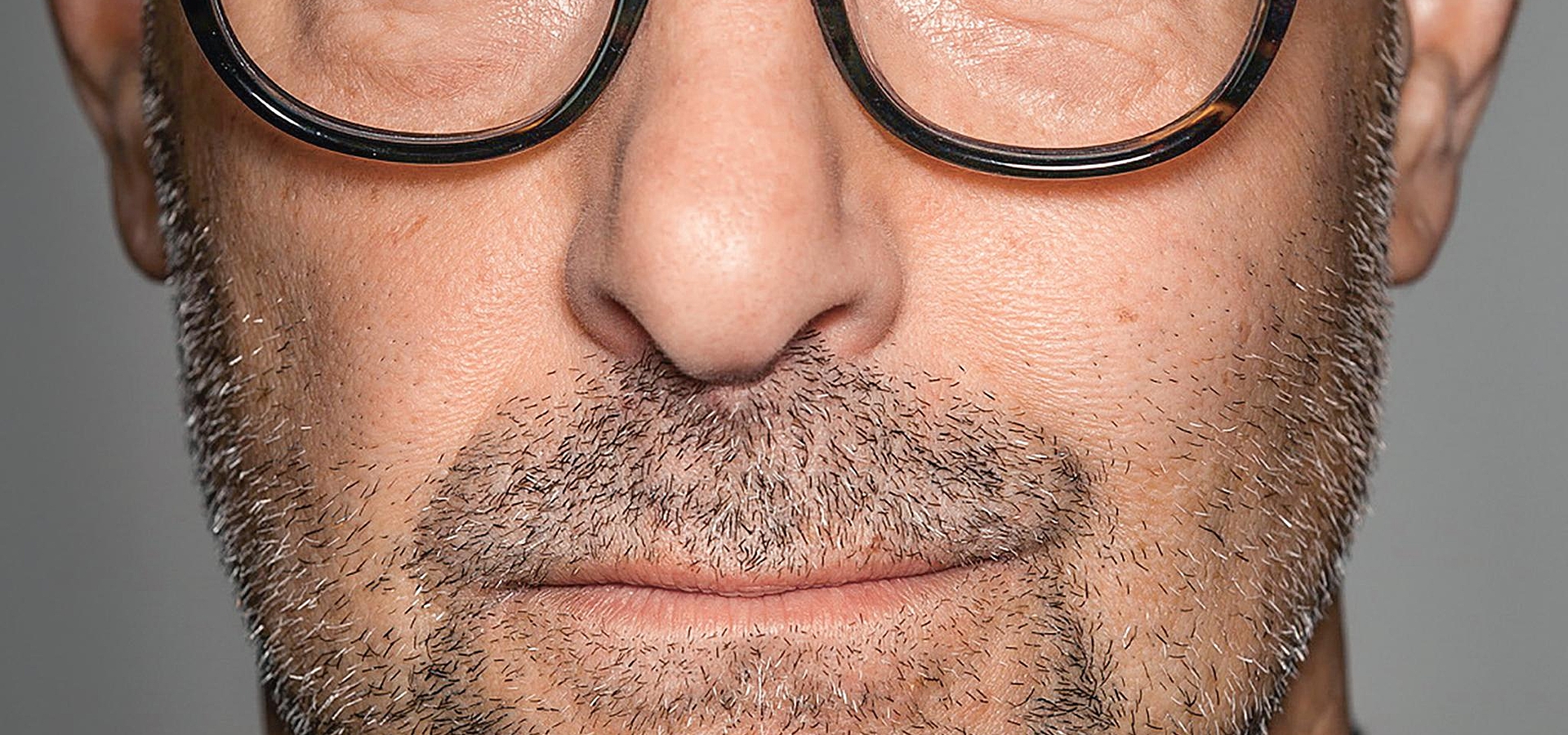 Schauspieler mit brille und amerikanischer glatze ᐅ AMERIKANISCHER