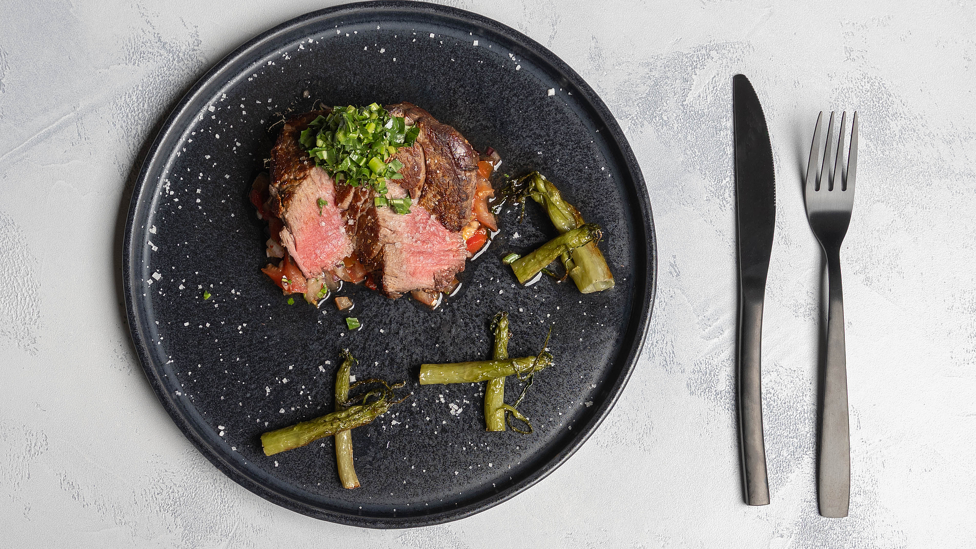 Rinderfilet mit Vulkanspargel und Salsa