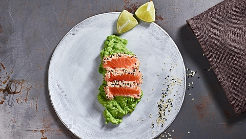 Sashimi au sésame et au saumon sur purée de petits pois au wasabi