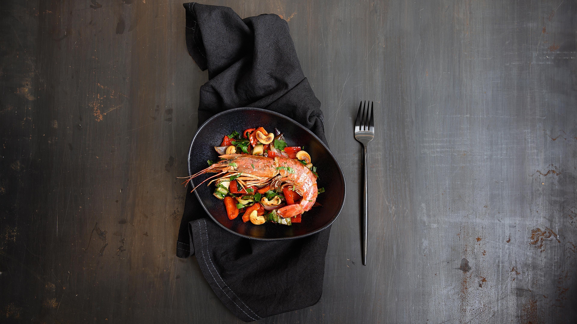 Gambas en salteado chino de verduras con anacardos y cilantro