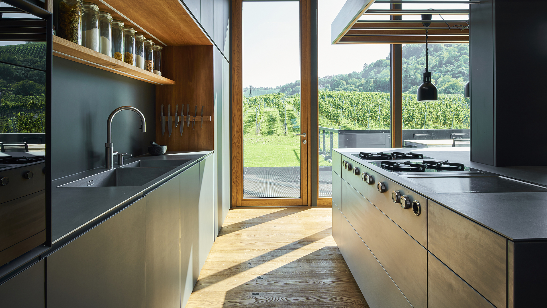 Una cocina moderna de acero inoxidable entre viñedos 