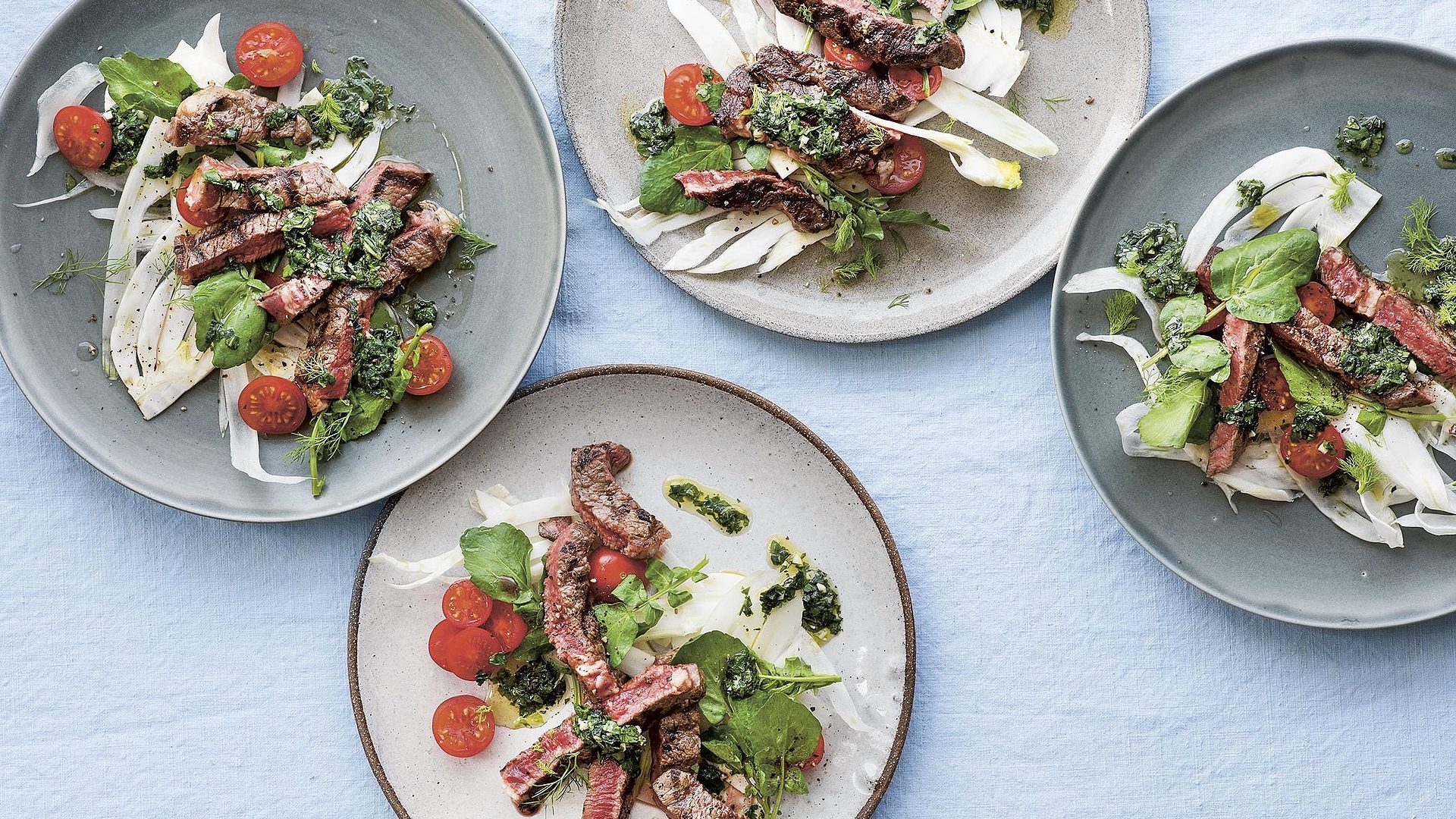 Bistecca con insalata di finocchio affettato e mojo verde