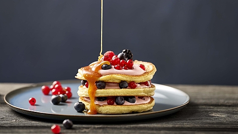 Dinkel-Pancakes mit Beeren und Honig