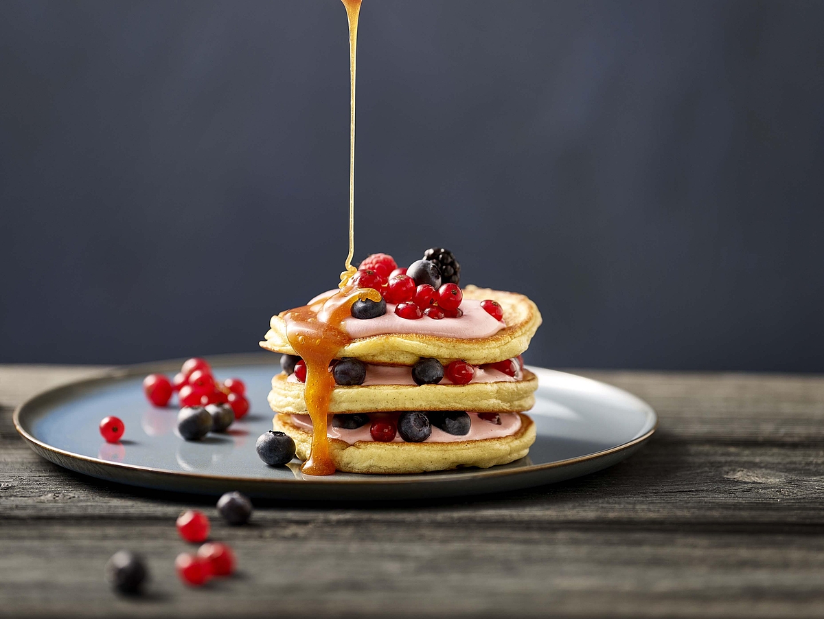 Dinkel-Pancakes mit Beeren, Quark &amp; Honig | BORA