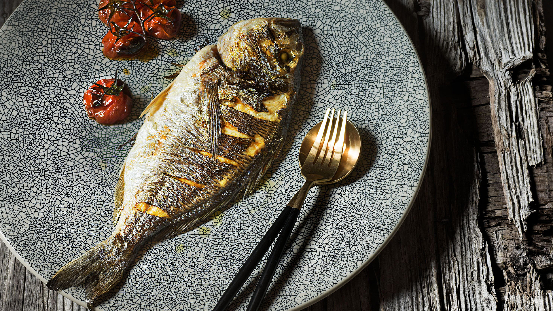 Dorade grillée sur lit de risotto aux herbes et tomates cerises glacées