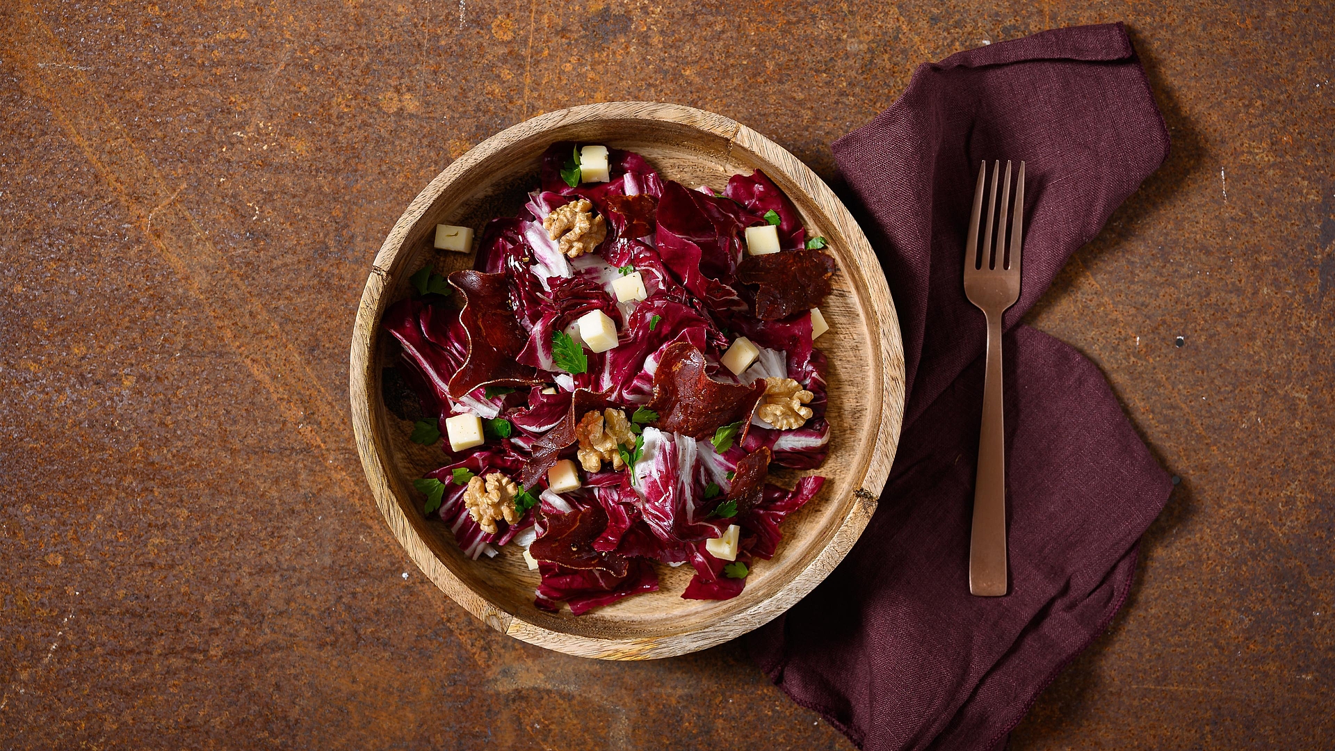 Ensalada de radicchio con carne de los Grisones, nueces y queso alpino de cabra