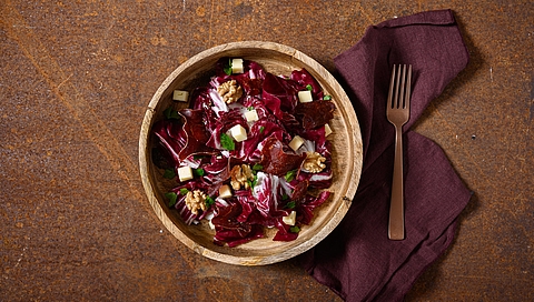 Radicchio Salat mit Bündnerfleisch, Walnüssen und Ziegenbergkäse