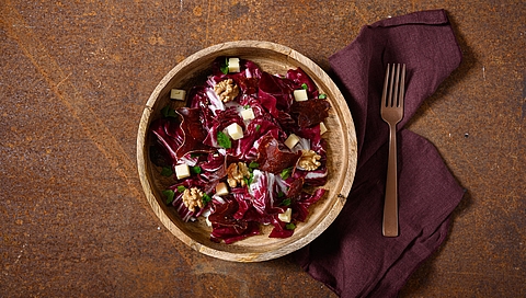 Roodlofsalade met Bündnerfleisch, walnoten en geitenkaas