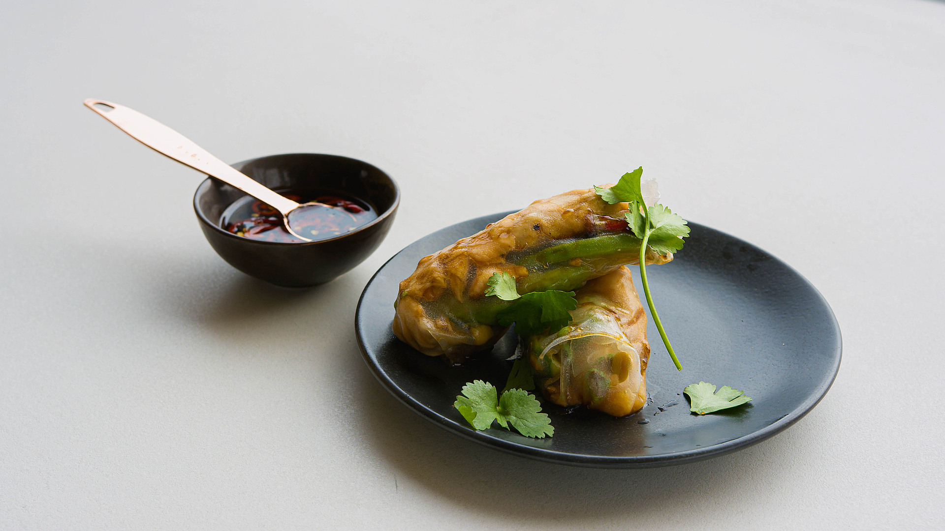 Rollitos orientales de verano con salmón