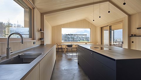 A kitchen with a legendary alpine panorama 