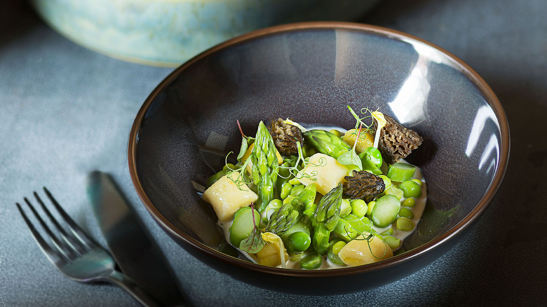 Ñoquis con espárragos verdes, puerro asado y salsa de morillas