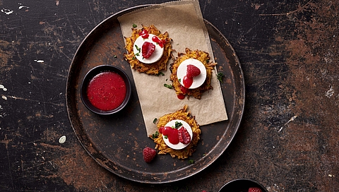 Rösti van zoete aardappelen met feta en frambozendressing