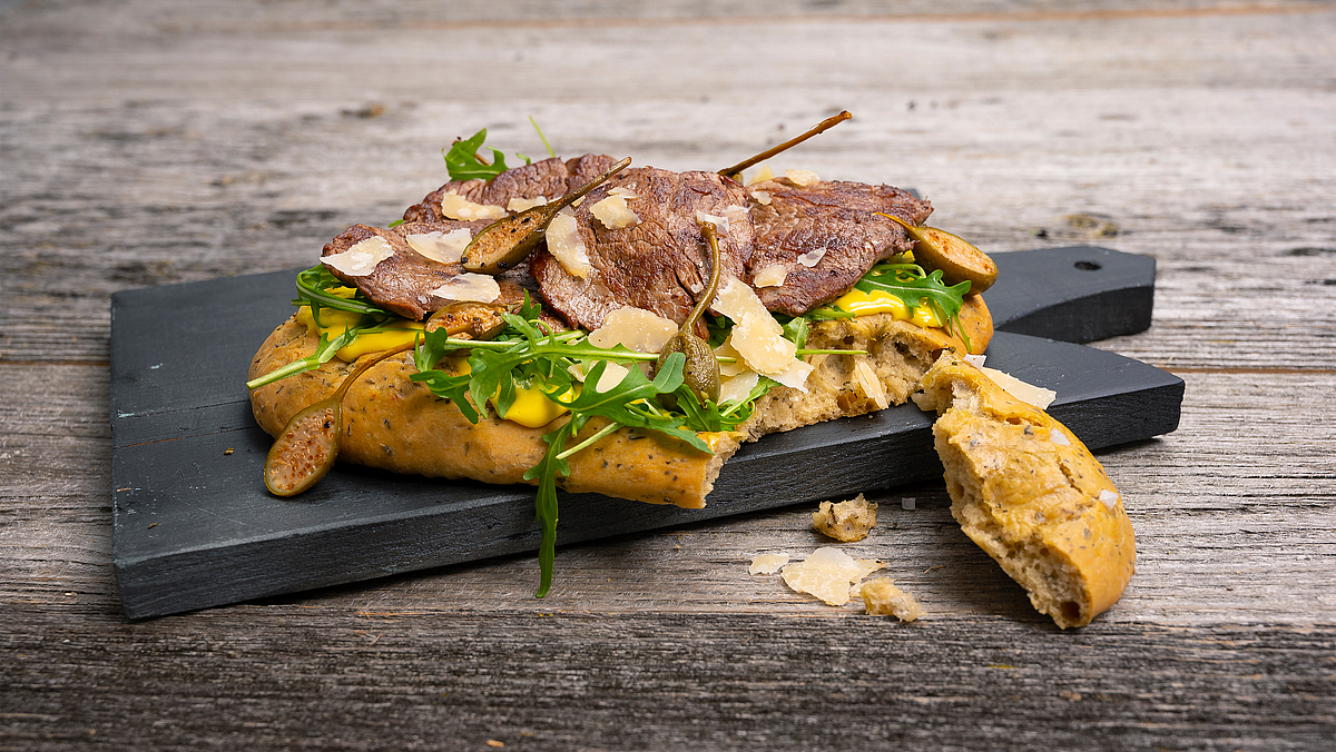 Straccetti auf Dinkel-Rosmarin-Focaccia | BORA