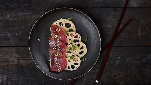 Sashimi de atún con raíz de loto