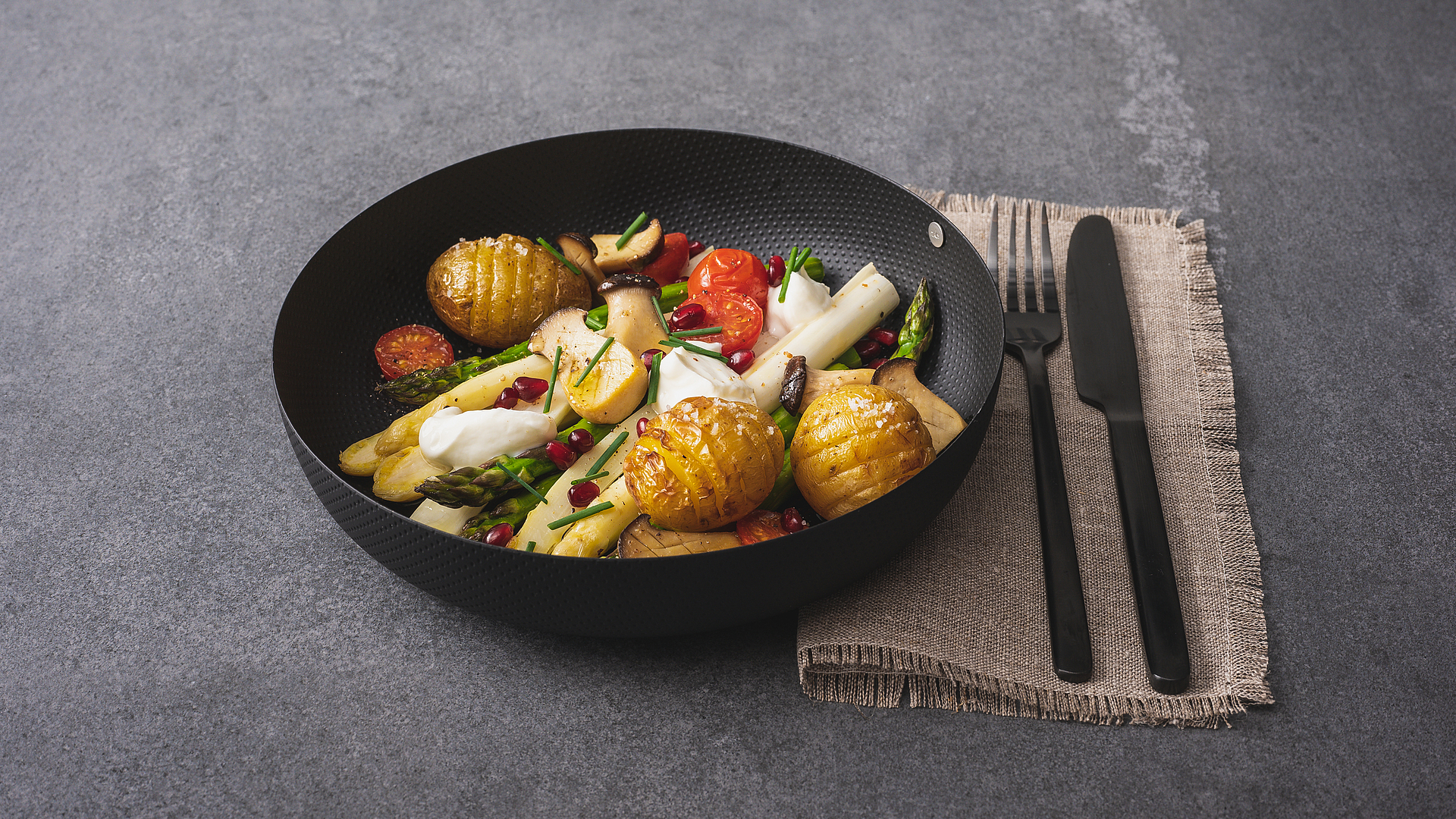 Espárragos al horno con patatas Hasselback