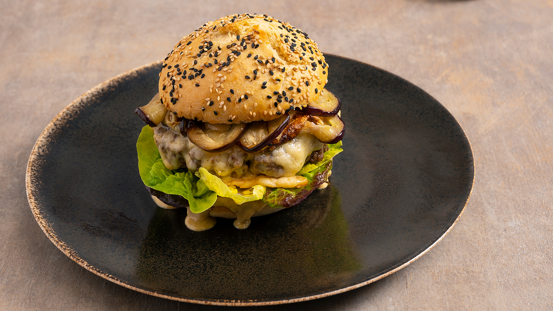 Hamburger di manzo artigianale con salsa burger in panini brioche al farro