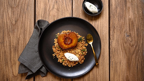 Pêche grillée sur lit de streusel d’épeautre au beurre, miel et romarin