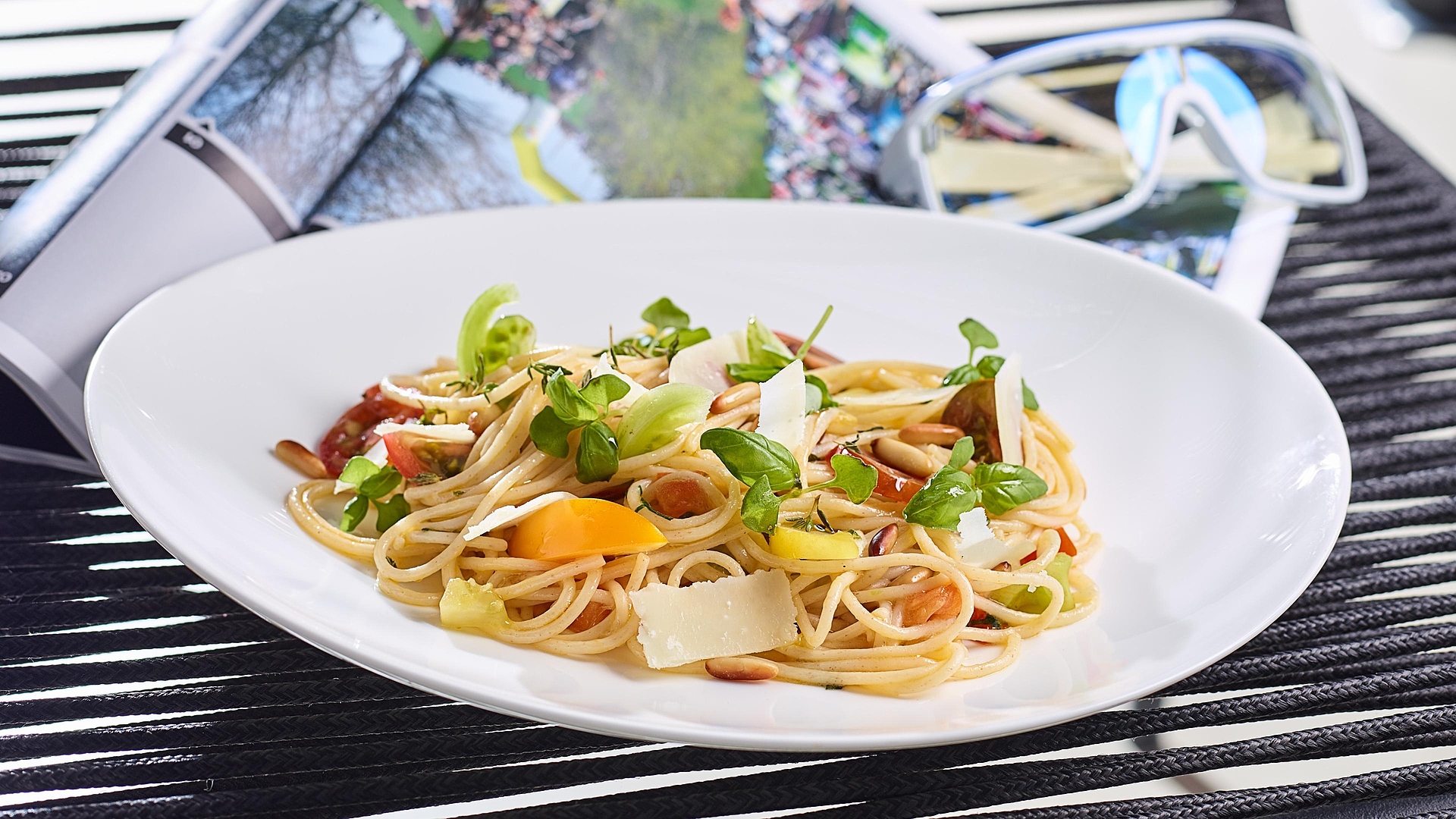 Spelt spaghetti, tomatoes, Parmesan and basil