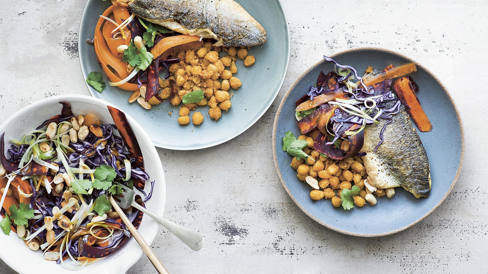 Loup de mer sur salade de chou rouge, pois chiches et sésame