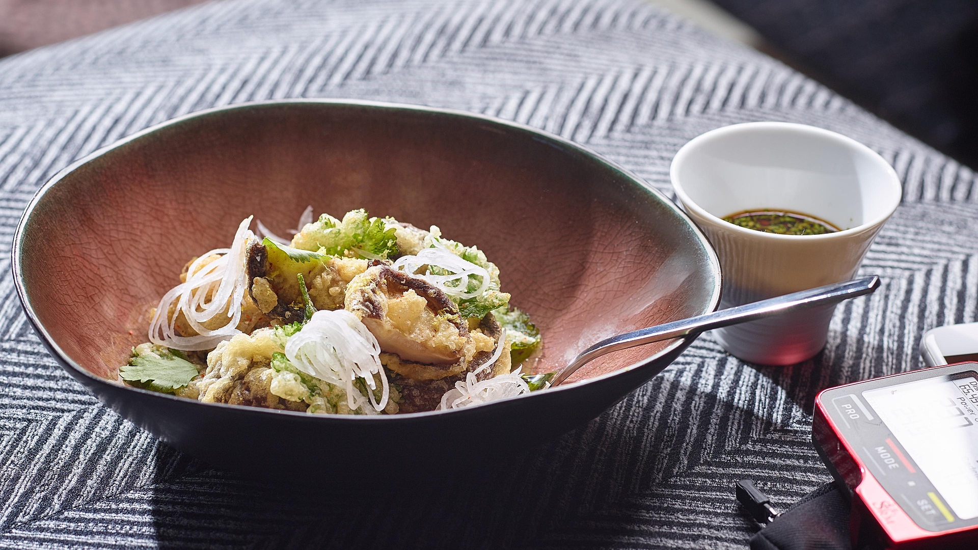 Funghi shiitake in pasta di tempura con condimento al chili, coriandolo e soia