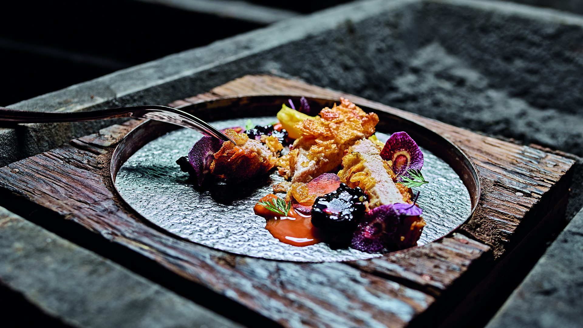 Suprême de pintade aux pétales de maïs, carottes et mûres