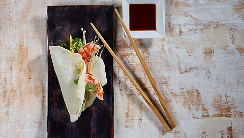 Rice pancakes filled with prawns and bean sprout salad