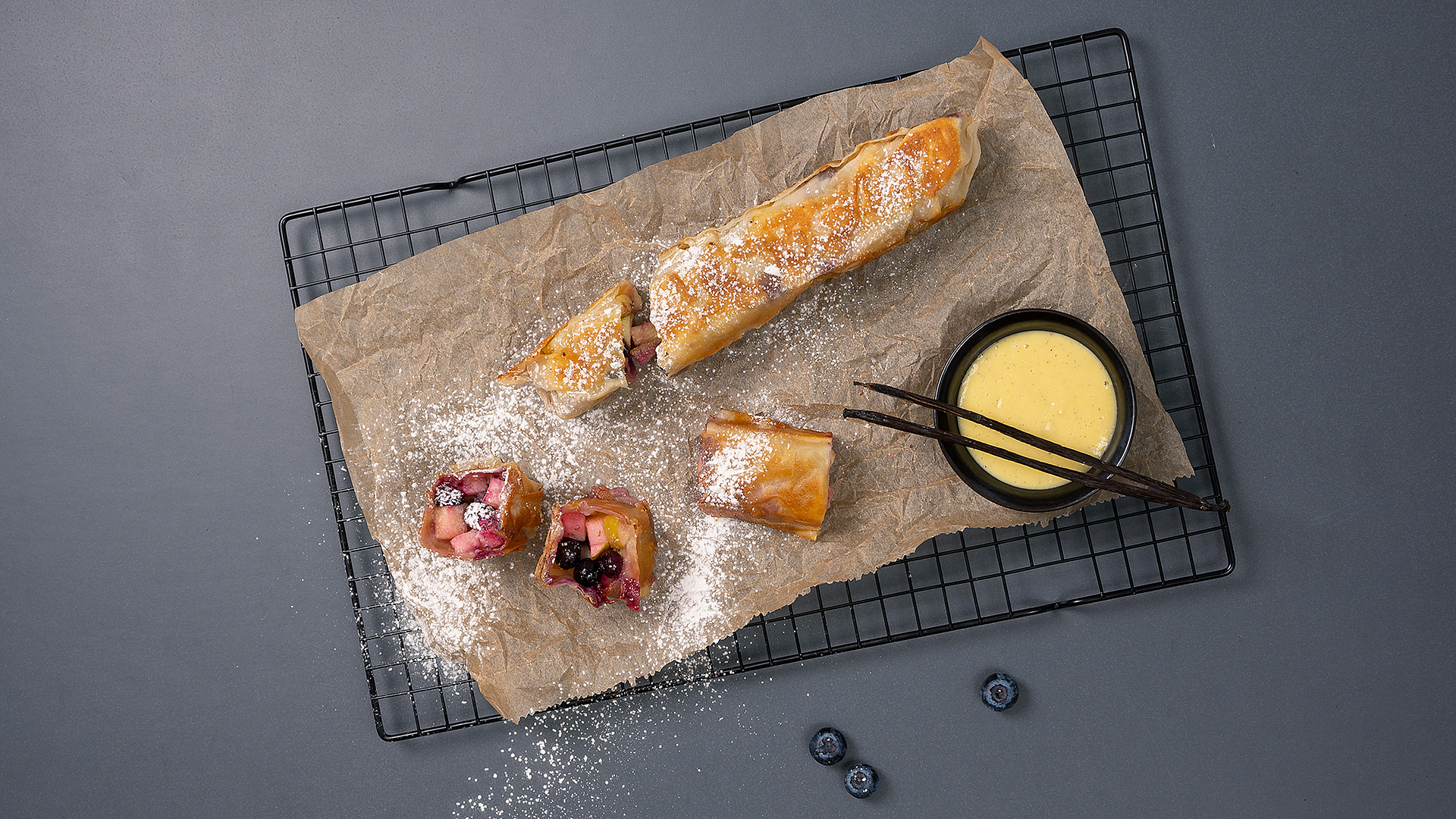 Apfelstrudel met bosbessen en vanillesaus