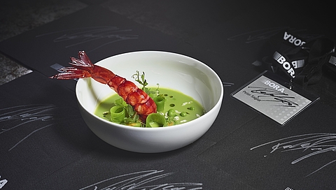 Erbsen-Matcha-Tee-Suppe mit gegrillten Wildgarnelen