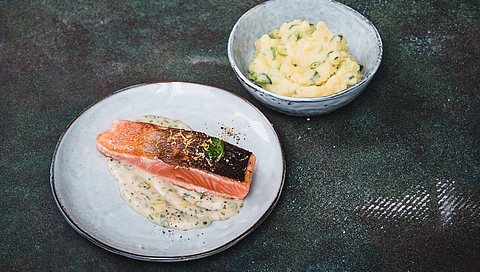 Fried salmon with mashed potatoes and parsley sauce