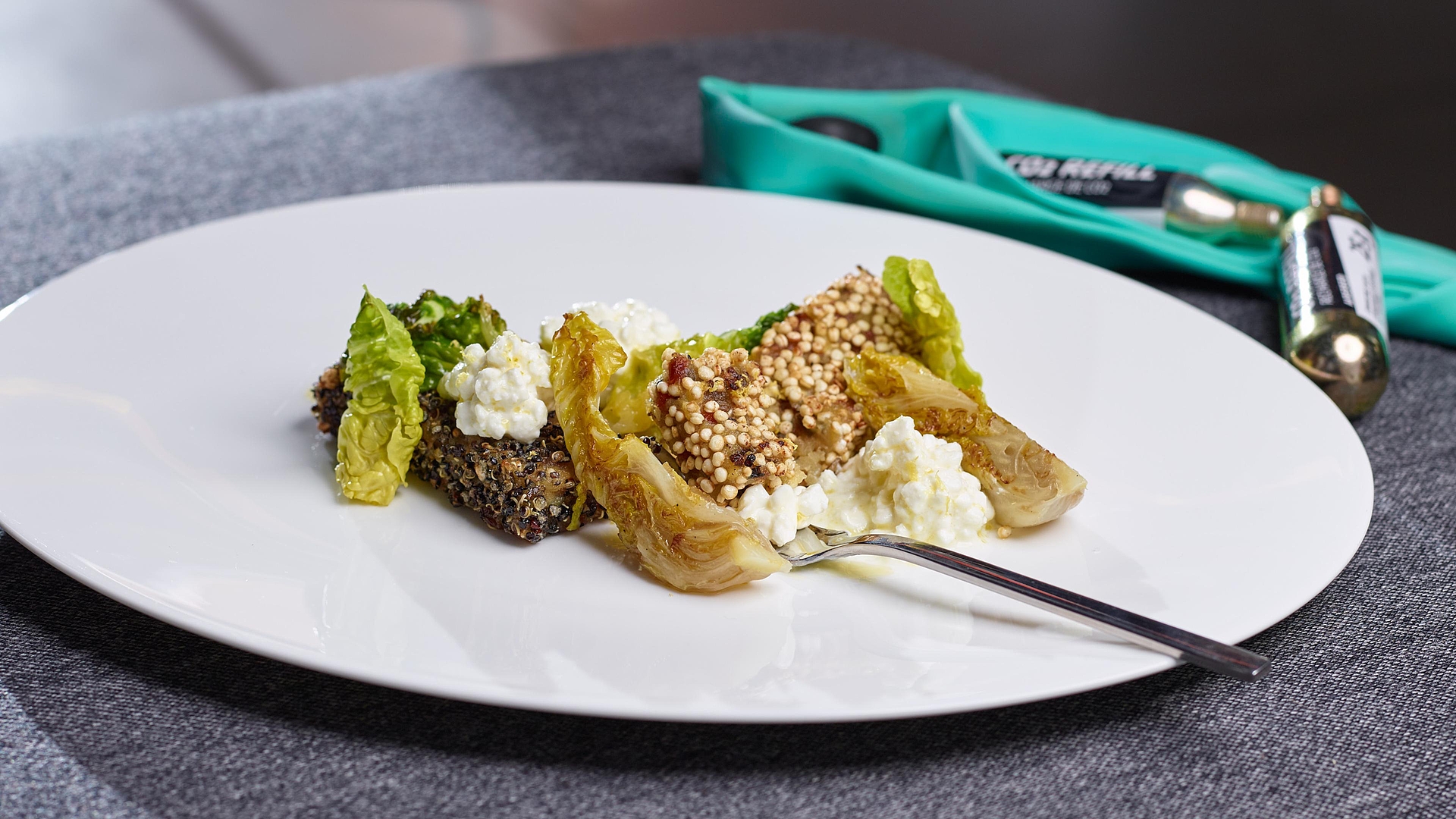 Barrette di muesli con cuori d'insalata arrostiti