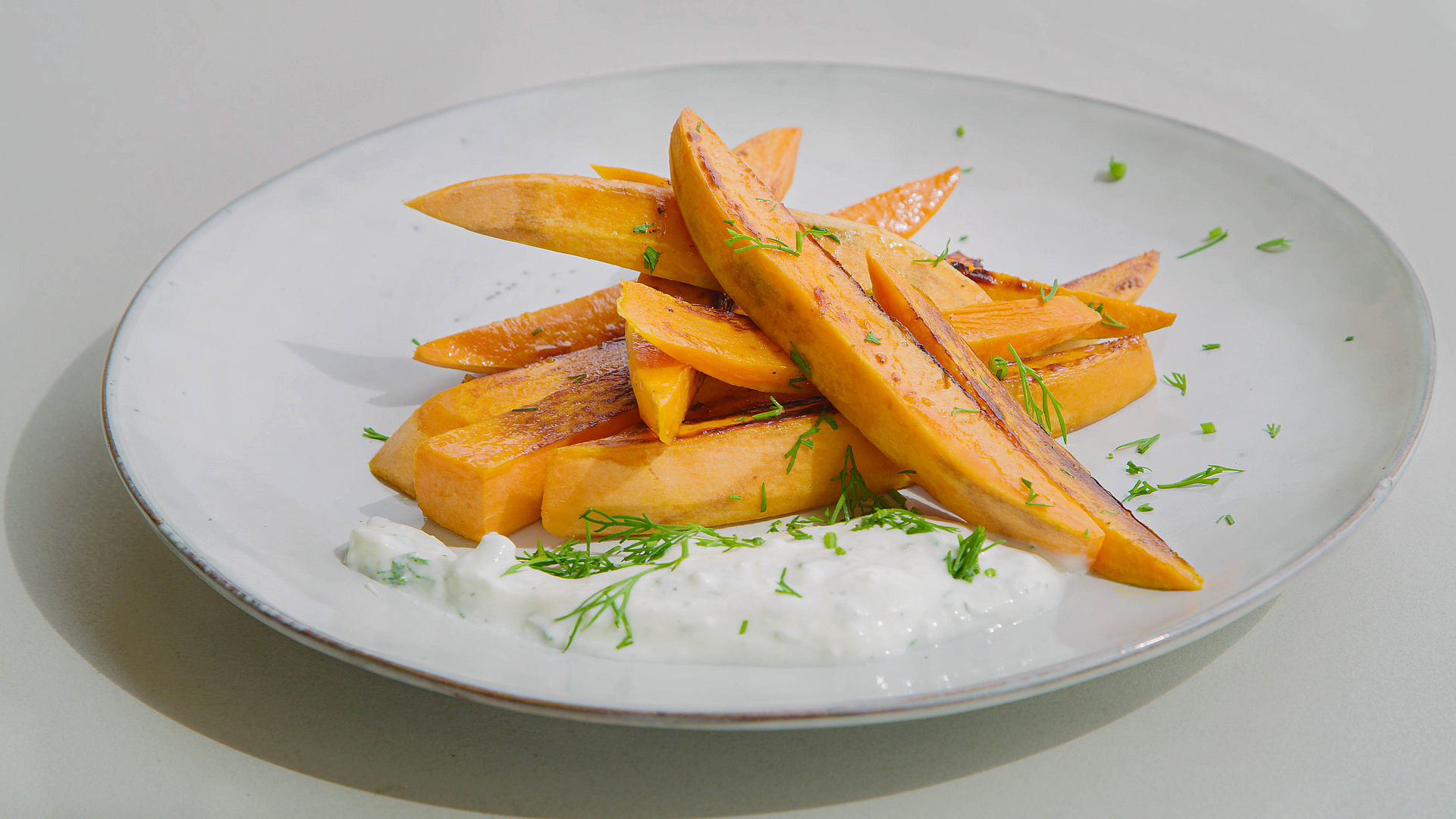 Zoeteaardappelfrietjes van de Tepan met tzatzikidip