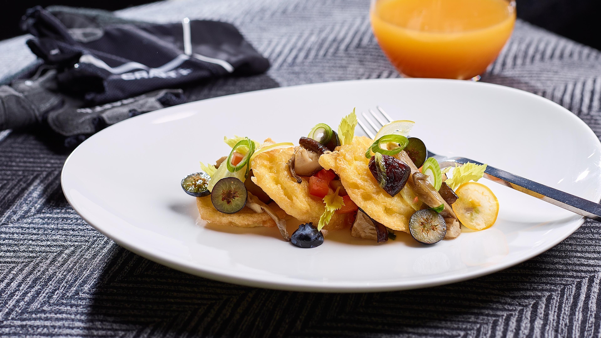 Piccata van knolselderij, gesauteerde paddenstoelen en bosbessen