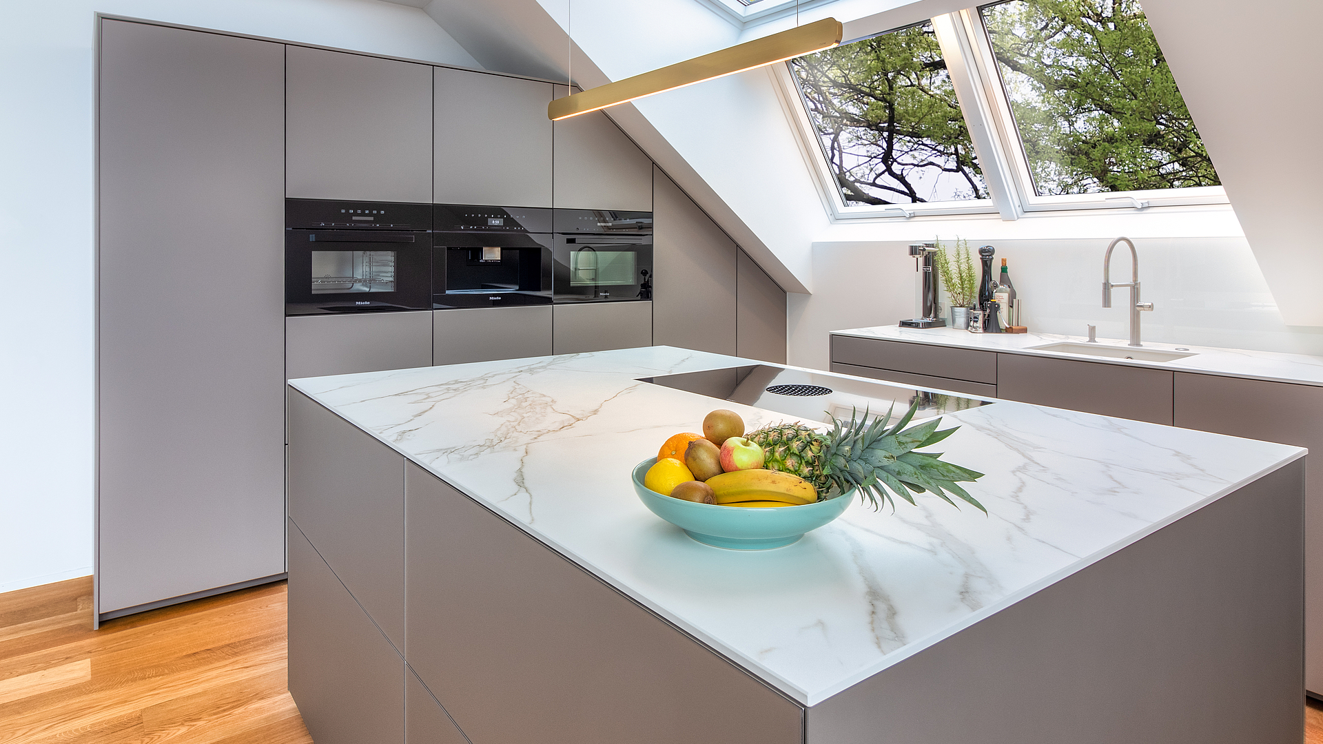 A spacious dream kitchen under the eaves