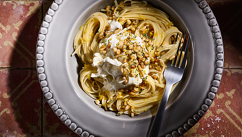 110_Linguine_in_Zitronen-Butter_mit_Burrata_und_Salzzitronen-Pinienkern-Topping.jpg