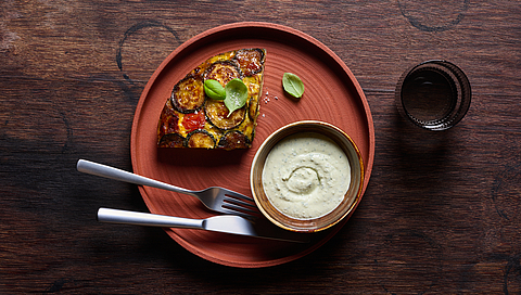 Frittata à la ratatouille et sauce au fromage de brebis 