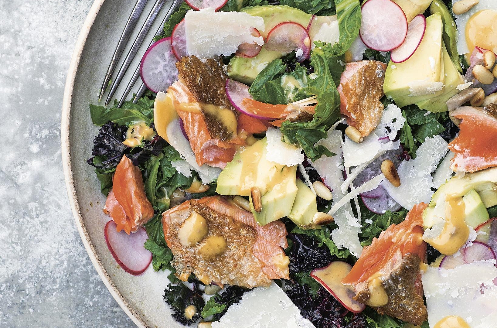 Salmone in padella e caesar salad di kale calda