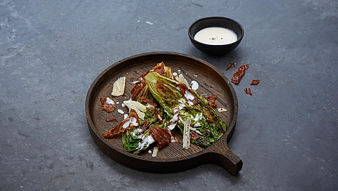 Laitue romaine grillée sur Speck dell'Alto Adige et sa sauce au parmesan