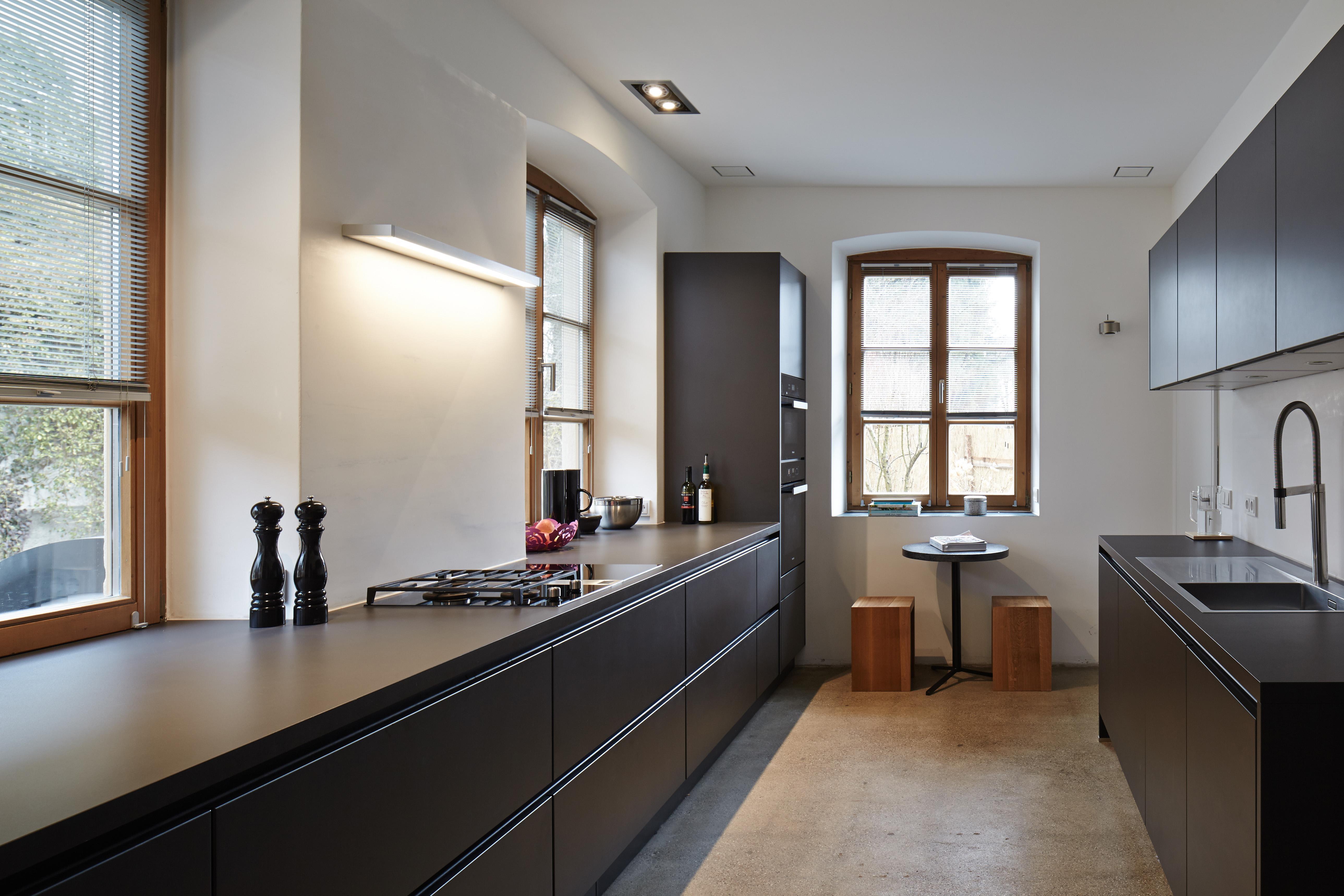 Wonderbaarlijk Een strakke keuken: zwarte satijnlak, staal en glas | BORA RI-38