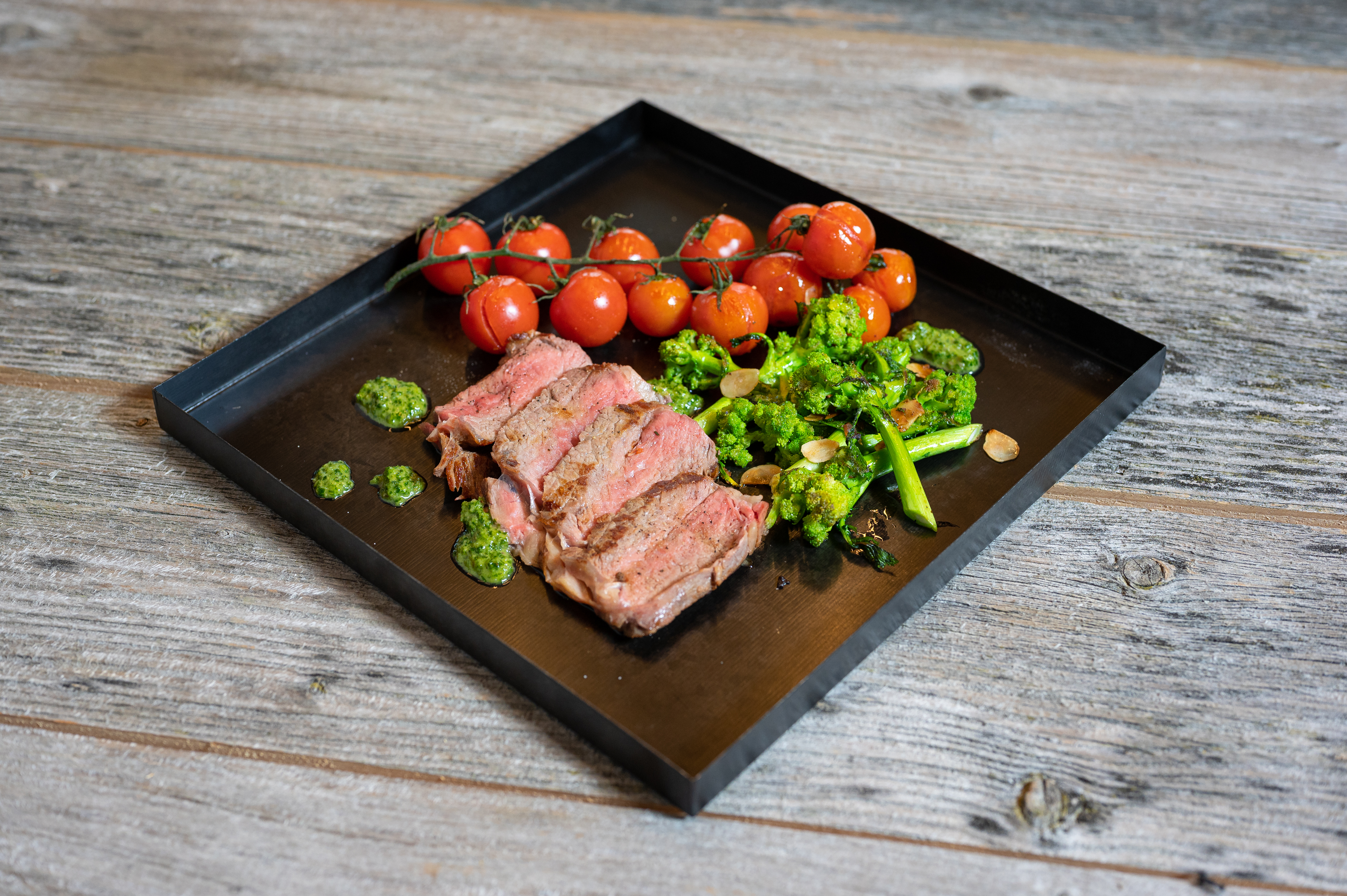 Modstander lyserød adjektiv Entrecôte steak with broccolini, almonds & herbal salsa | BORA