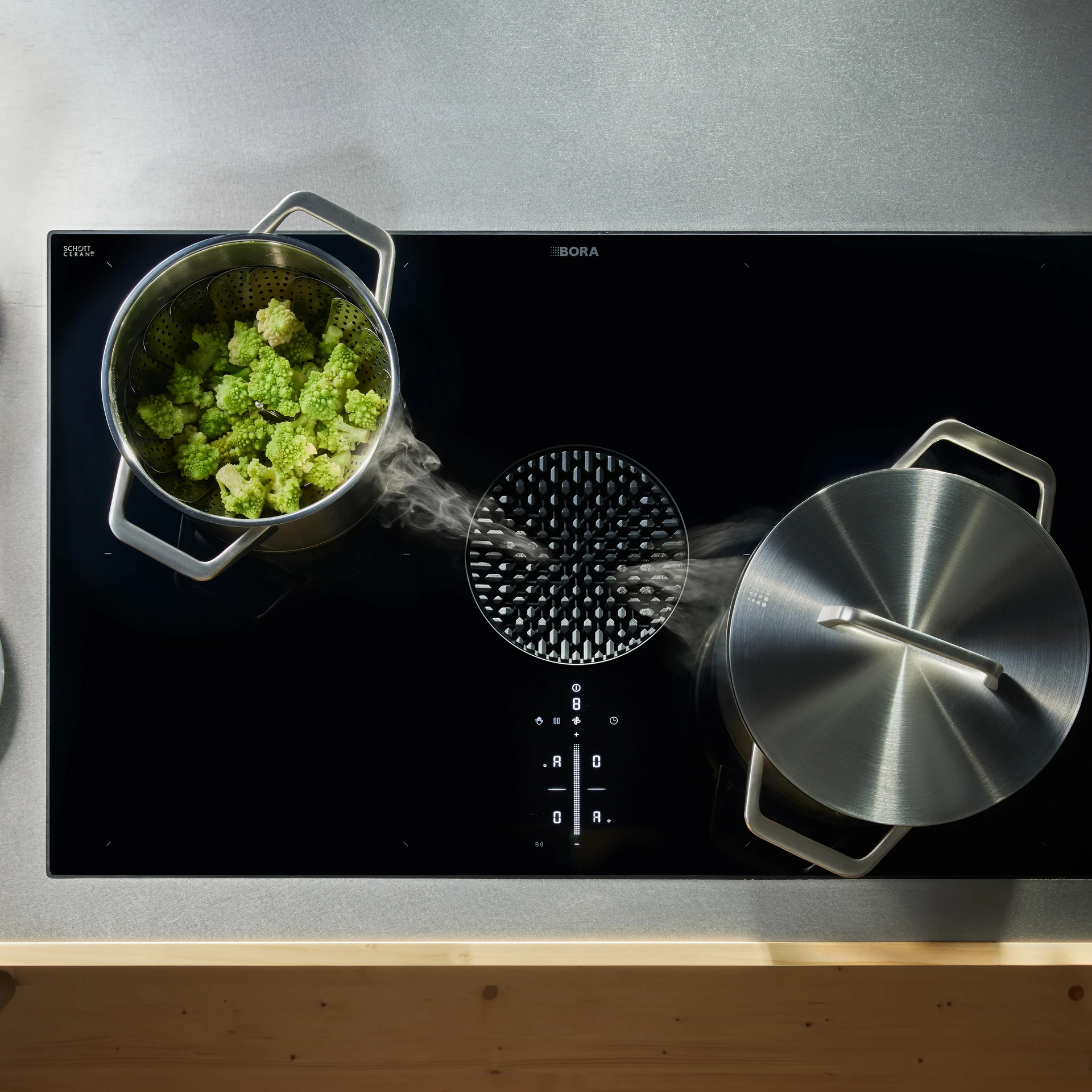 BORA X Pure Induktionskochfeld mit Kochfeldabzug — Topfset in Aktion
