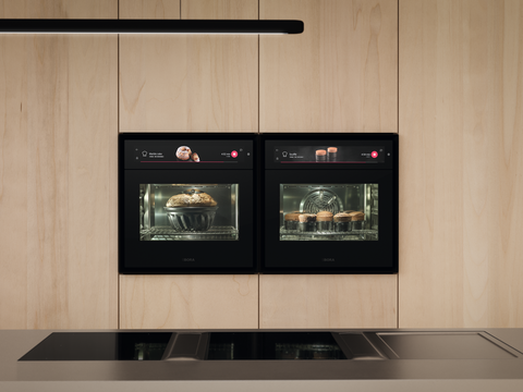 BORA Einbaubacköfen mit modernem Design, je einer mit frischem Brot und der andere mit kleinen Kuchen im Garprozess.