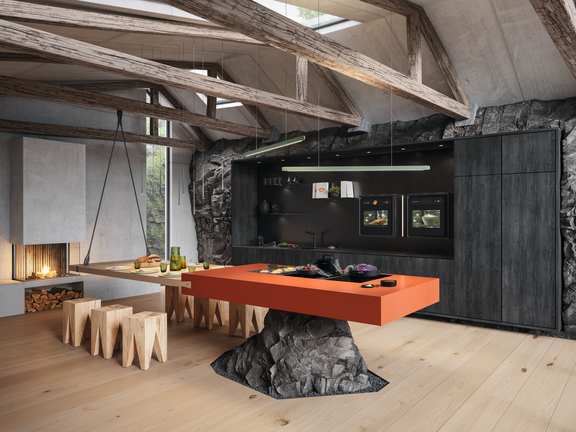 Moderner Wohnraum mit BORA Kochinsel in markantem Orange und natürlichem Steinfuß, offene Holzdecken und integrierter Gaskamin.