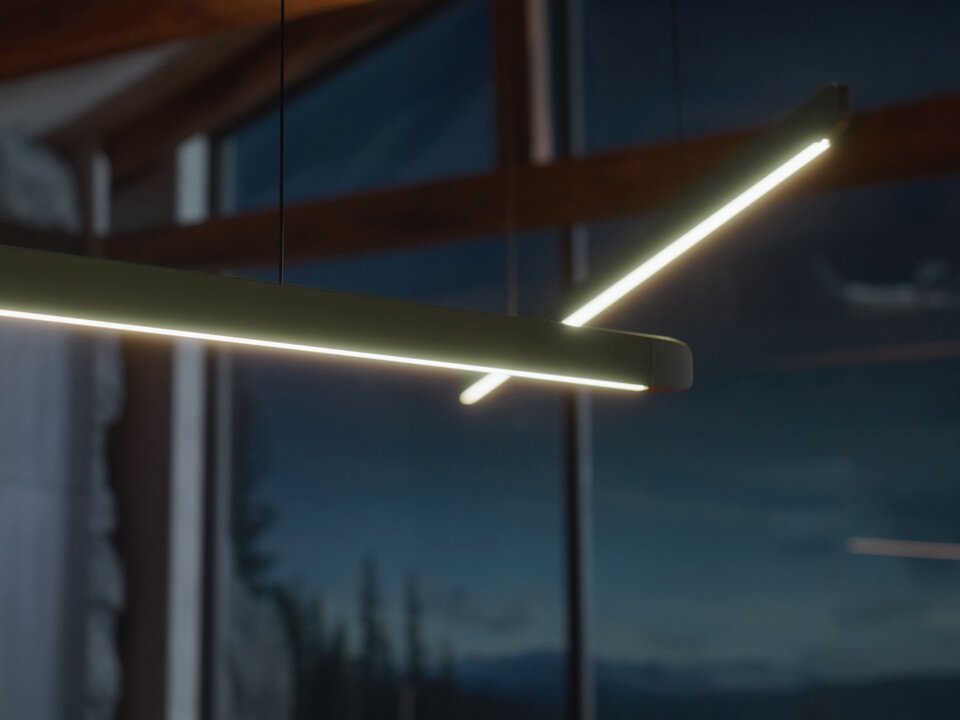 BORA LED-Leuchte als moderne Küchenbeleuchtung vor Fenster mit Abendhimmel.