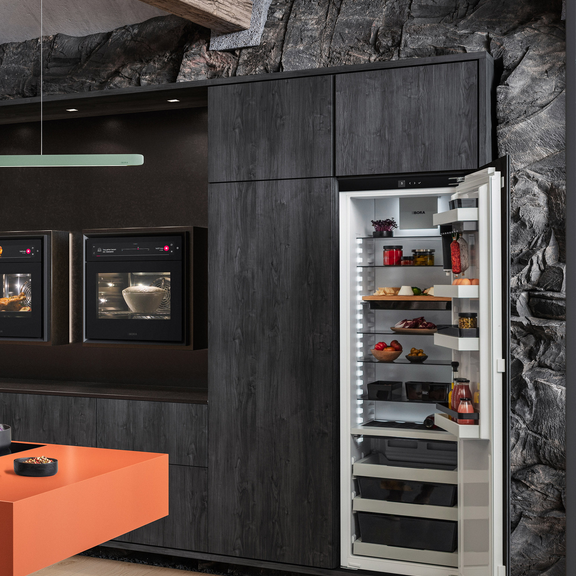 Moderne BORA Küche mit BORA Backofen und minimalistischer Holz- und Marmorarbeitsfläche. Moderne BORA Küche mit BORA Backofen und minimalistischer Holz- und Marmorarbeitsfläche.