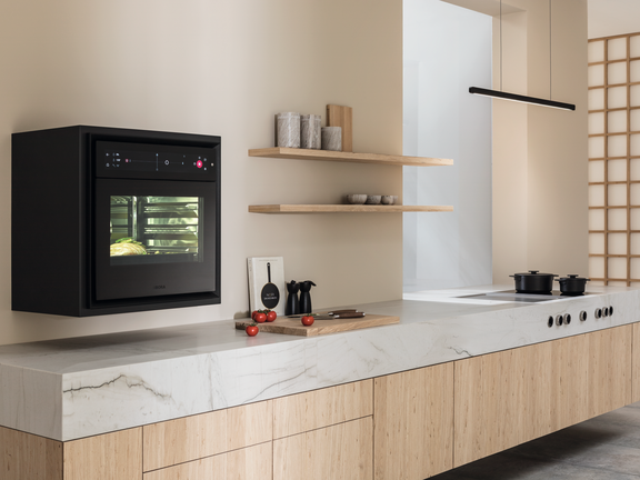 Moderne BORA Küche mit BORA Backofen und minimalistischer Holz- und Marmorarbeitsfläche.