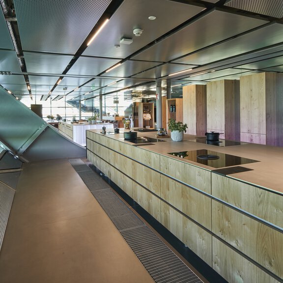 Moderne BORA Küchenzeile mit integrierter Kochstelle und innovativer Dunstabzugs-Technologie in hellem Holzdesign. Moderne BORA Küchenzeile mit integrierter Kochstelle und innovativer Dunstabzugs-Technologie in hellem Holzdesign.