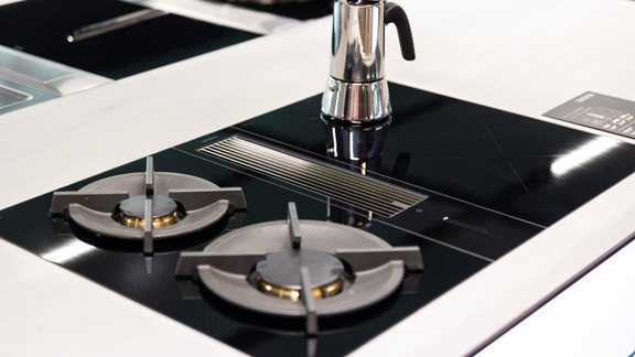 BORA Kochfeld mit integriertem Dunstabzug und zwei Gaskochstellen, darauf eine Espressokanne. BORA Kochfeld mit integriertem Dunstabzug und zwei Gaskochstellen, darauf eine Espressokanne.