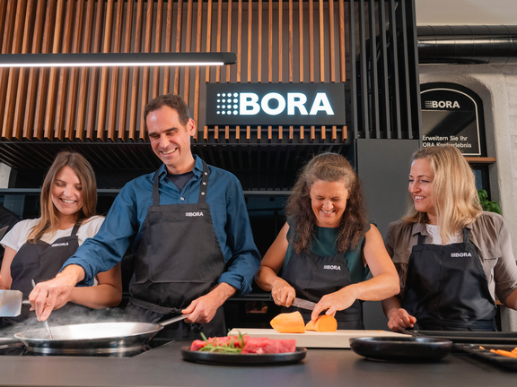BORA Kochkurs mit Teilnehmern, die BORA Kochfelder und Dunstabzugssysteme in moderner Küche nutzen. BORA Kochkurs mit Teilnehmern, die BORA Kochfelder und Dunstabzugssysteme in moderner Küche nutzen.