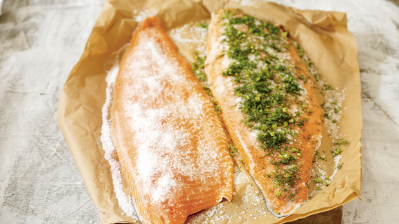 Zwei Fischfilets, gewürzt mit Salz und Kräutern, vorbereitet für BORA Kochfelder. Zwei Fischfilets, gewürzt mit Salz und Kräutern, vorbereitet für BORA Kochfelder.