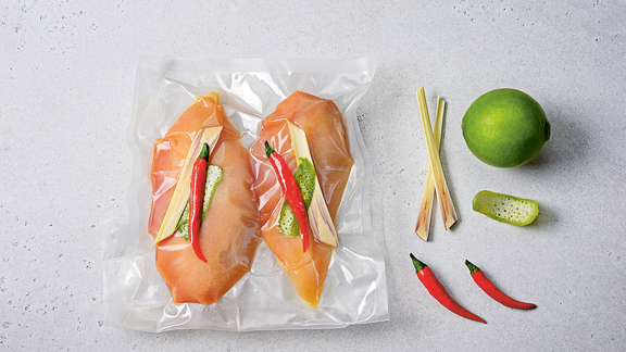 Vakuumverpackte Hähnchenbrust mit Chili und Kräutern, ideal für BORA Dampfgarer zubereitet.